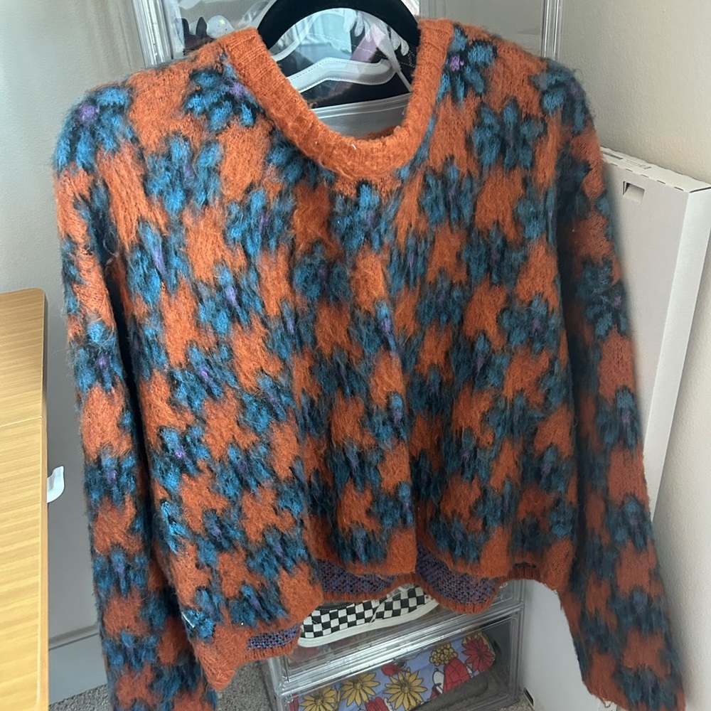 Obey sweater
